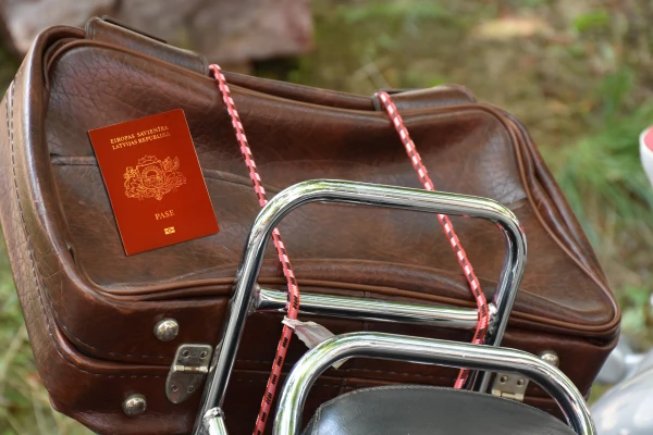 Изображение к статье: Выдворить нельзя оставить: нелояльных Латвии хотят сделать «посылкой без адресата»