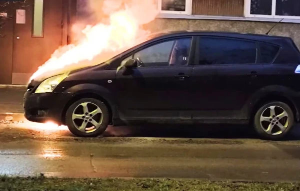 Изображение к статье: «Было бессмысленно что-либо делать»: в Кенгарагсе у многоэтажки внезапно вспыхнула машина