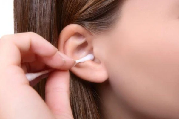 Изображение к статье: Почему использование ватных палочек для чистки ушей – это не лучшая идея?