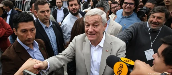 Вновь избранный глава многострадальной страны.