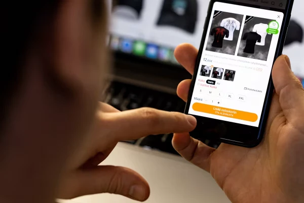 Изображение к статье: От нечего делать так и тянет купить какую-нибудь тряпицу.