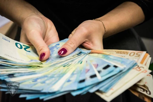 Изображение к статье: Мошенники выманивают у клиентов латвийских банков деньги  со скоростью миллион евро в месяц