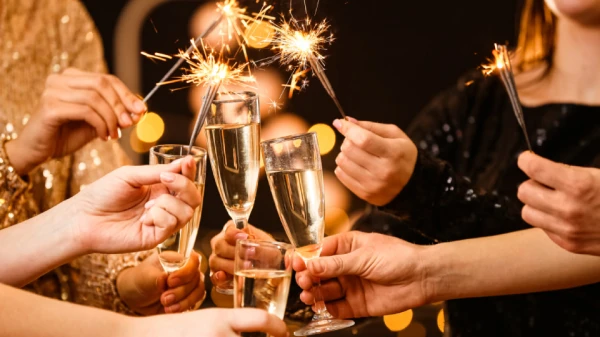 Врач назвал «идеальный вариант» алкоголя за новогодним столом