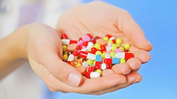 Нутрициолог объяснила, как правильно принимать витамины