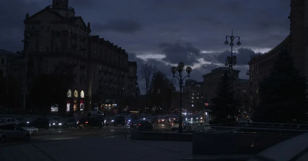 Украинский мегаполис освещают лишь фары машин и редкие огни.