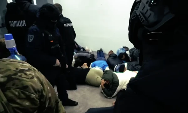 Сознательно поехали в Украину обманывать жителей Латвии: задержаны говорящие по-латышски телефонные мошенники