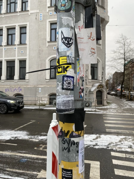 Изображение к статье: «Нетаньяху в розыске», «СГБ следит за тобой», «Все будет хорошо»: о чем кричат улицы Риги