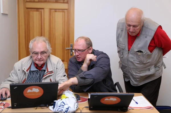 Изображение к статье: Население не рвется на курсы по повышению цифровых навыков - у стариков нет компьютеров