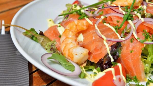 Салат с креветками и лососем: яркое блюдо для новогоднего стола