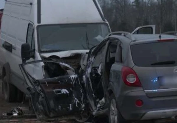 В результате лобового столкновения двух автомобилей погиб человек