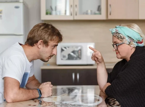 Изображение к статье: Стоит ли прекращать общение с токсичными родственниками: рекомендации семейного терапевта