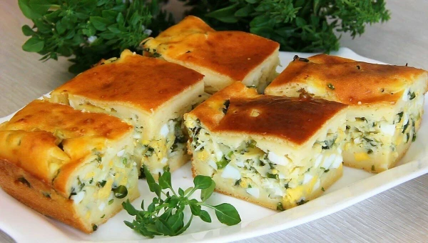 Мягкий и воздушный: заливной пирог с луком и яйцами