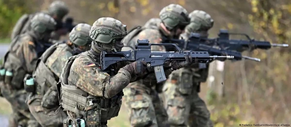 Изображение к статье: "По выжженной равниине, за метром метр, идут по Украине солдаты группы "Центр".