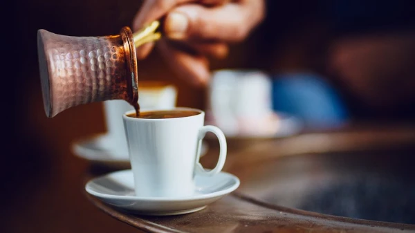 Курильщиков призвали отказаться от кофе натощак