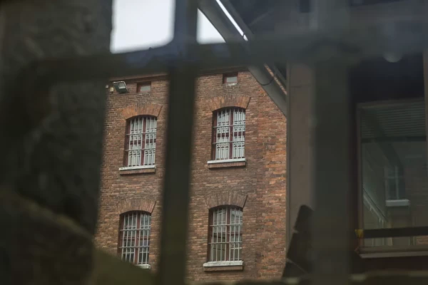 Изображение к статье: Его дом - тюрьма.