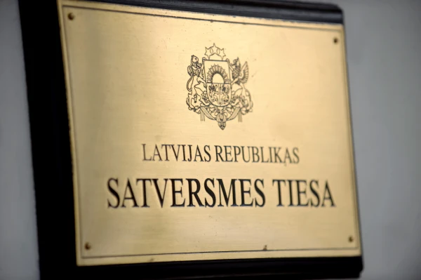 Изображение к статье: Латвийский суд признал право осужденного за насилие усыновлять ребенка