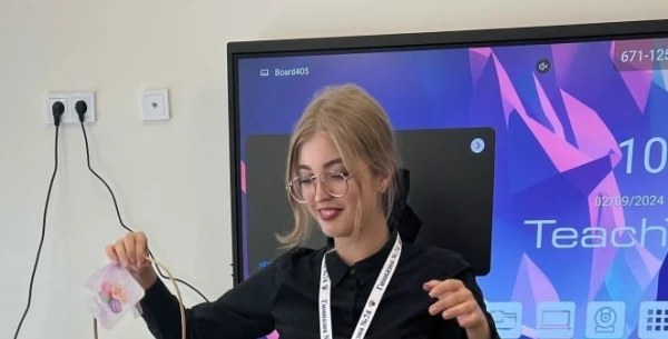 Прекрасную Афину оклеветали злые подростки.