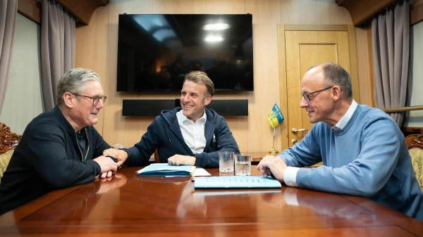 Изображение к статье: В Британии заявили о предательстве Макрона в отношении Мерца