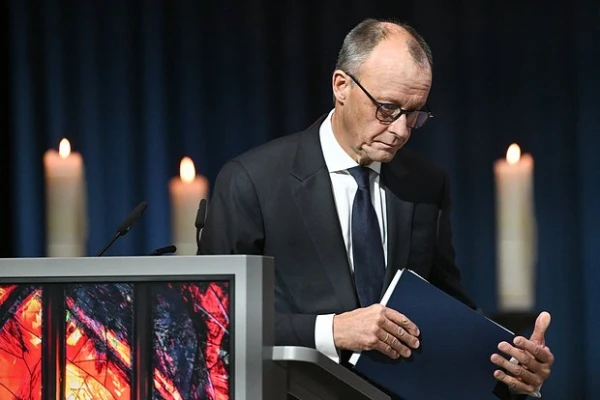 Канцлера Германии освистали