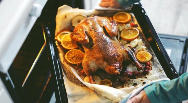 Изображение к статье: Опасная корочка: советы врача по запеканию уток и гусей
