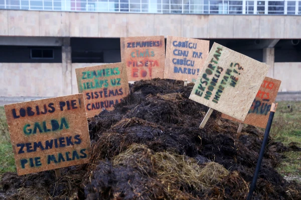 Только «груды навоза» могут изменить ситуацию в магазинах - крестьяне