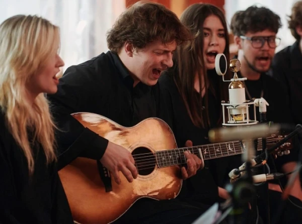 Изображение к статье: Группа "Бонд с кнопкой" стала сенсацией.