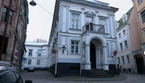 Изображение к статье: От «Рождественского переполоха» до клипа на песню Кайли Миноуг – здание в Старой Риге стало символом Рождества