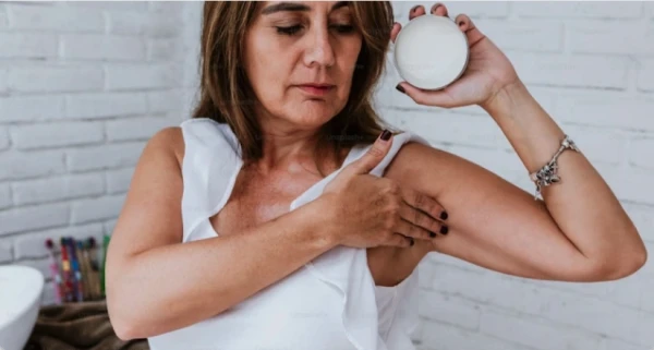 Изображение к статье: Женщина пожаловалась на изменившийся после 40 лет запах пота и получила совет