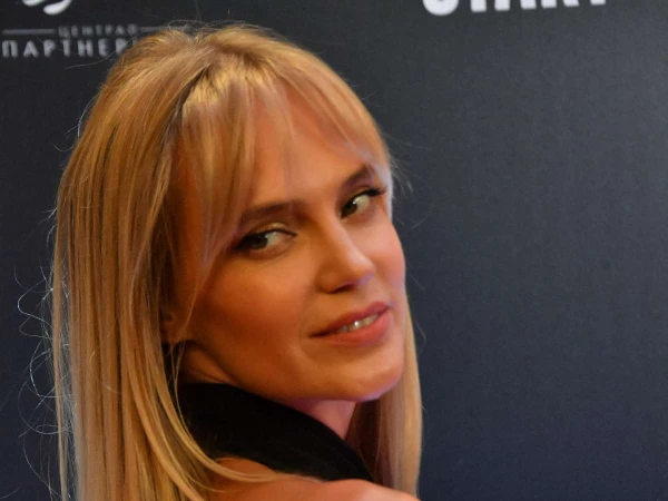 За улыбкой проглядывает душевная боль.