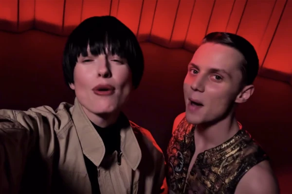 37-летняя жена подсанкционного Константина Эрнста встречается с молодым певцом