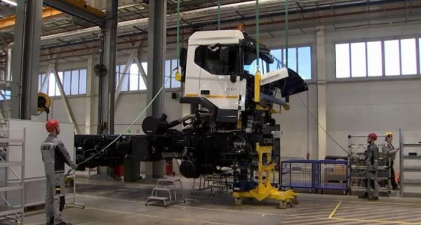 Изображение к статье: В сборочном цеху предприятия.