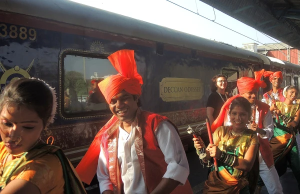 Изображение к статье: Каждое отправление туристического поезда сопровождается оркестром.