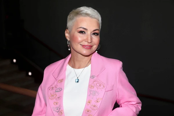 Изображение к статье: По-прежнему яркая, эстрадная, звезда.