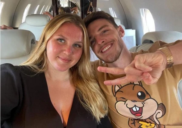 Изображение к статье: Футболист счастлив в браке.