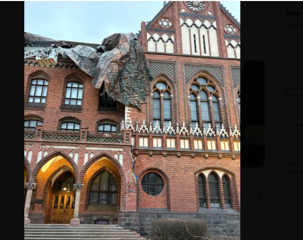 Изображение к статье: Cильный ветер сорвал часть крыши на знаковом здании в Риге