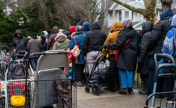 Изображение к статье: В очереди за бесплатной едой.