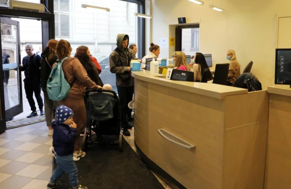 Сократится поддержка беженцев из Украины в Латвии - община обеспокоена