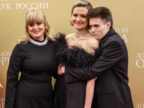 Изображение к статье: Звездный внук Андрей с тетей Надей и мамой Аней.