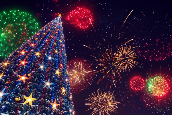 Изображение к статье: Кто запустит салют по Москве, отправят в Россию? В Риге напомнили жителям о новых правилах