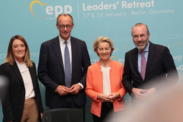 Изображение к статье: Президент Европарламента Роберта Мецола, канцлер Германии Фридрих Мерц, президент Еврокомиссии Урсула фон дер Ляйен и глава группы Европейской народной партии в Европарламенте Манфред Вебер.