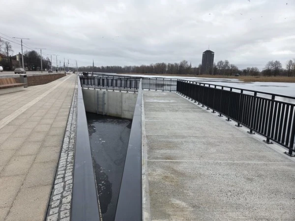 Изображение к статье: А это не опасно? Рижская дума объясняет треугольные «бассейны» на новой набережной