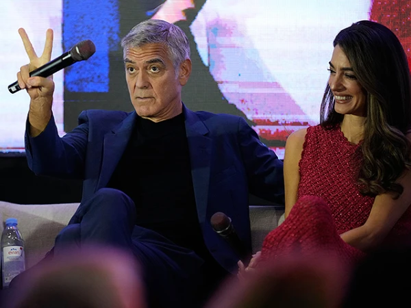 Знаменитый артист потребовал 2 паспорта по цене одного.