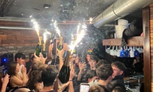 Изображение к статье: В Швейцарии начали расследование в отношении руководства бара, где произошёл трагический пожар