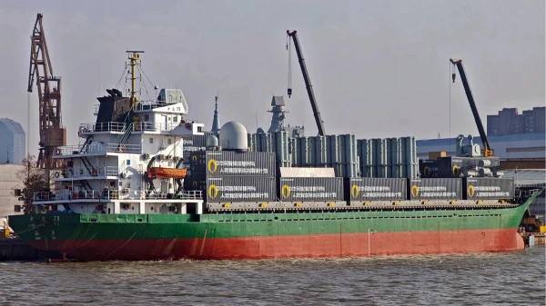 Кто знает, что на борту у этого мирного судна.