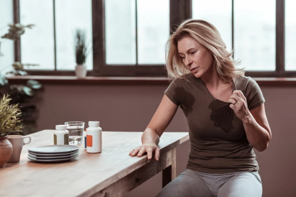 Потеете в покое? Врачи назвали 5 опасных проблем с сердцем