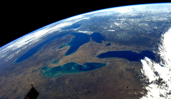 Изображение к статье: Большое видится на расстоянии.