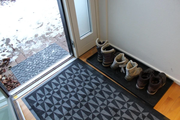 Изображение к статье: Простой зимний трюк для чистоты в прихожей: пол останется сухим даже в слякоть