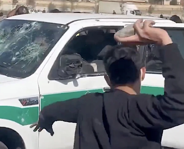 Изображение к статье: В протестах в Иране убиты 35 человек и 1200 арестованы