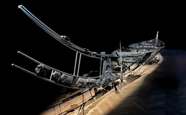 Старинная ладья стала объектом научных исследований.