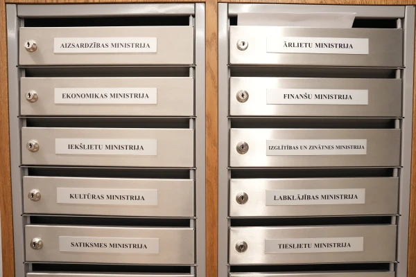 Изображение к статье: В правящей коалиции снова раскол: на сей раз по вопросу «надзора»